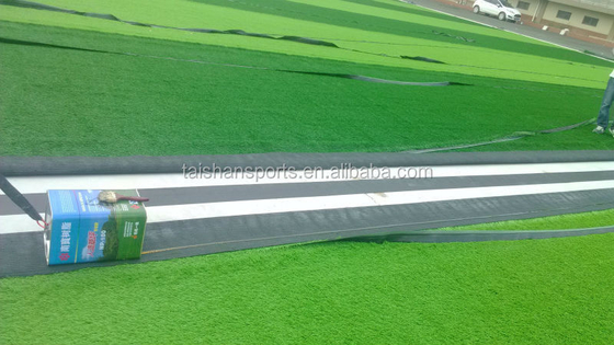 8000 Dtex 140 puntos/M 55mm Césped sintético de fútbol Bajo mantenimiento y fácil instalación