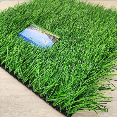Césped artificial de fútbol certificado por la FIFA de 60 mm Para deportes al aire libre Campos con colores personalizados dtex y densidad de bajo mantenimiento