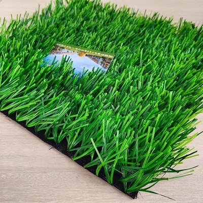 55 mm Alturas de pilas Césped artificial de fútbol Requisitos de relleno Césped artificial resistente a los rayos UV Permeable al agua Verde