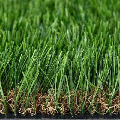 Césped artificial verde de ocio de 30 mm utilizado para el área de mascotas o jardines en la azotea con resistencia a los rayos UV y buena elasticidad