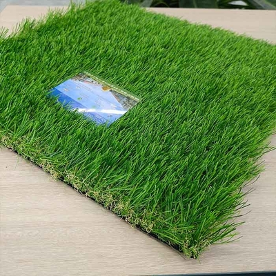 Protección del medio ambiente 40 mm C Paisaje verde Césped artificial falso con agujeros de drenaje