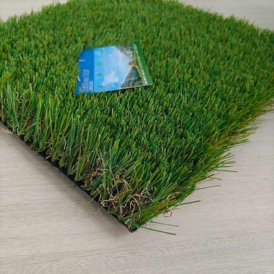 Parque de juegos no tóxico Césped artificial de 45 mm Alturas de pila Césped falso respetuoso con el medio ambiente con bajo mantenimiento