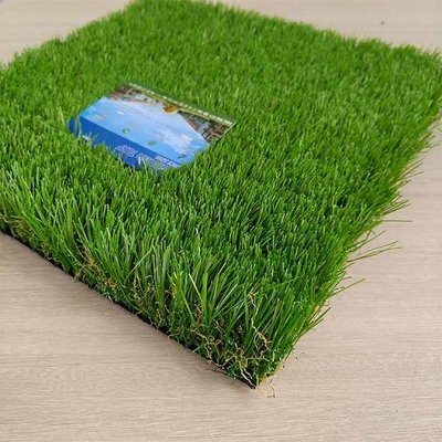 Césped de paisaje artificial verde con bajo costo de mantenimiento y alta densidad de 10500-21000 puntos/m2