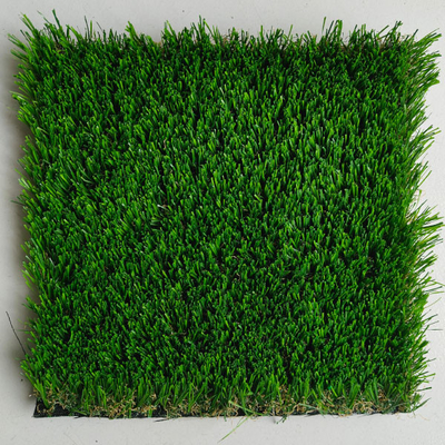 Parque de juegos versátil Césped artificial resistente a los rayos UV para jardinería y parque de juegos con látex verde SBR