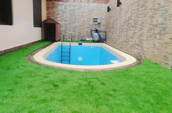 Césped artificial de 40 mm de altura de pila con apariencia realista y bajo mantenimiento para jardines y paisajismo