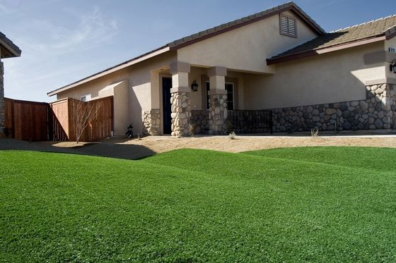 Césped artificial de 30 mm de altura de pila con apariencia realista y bajo mantenimiento para jardines