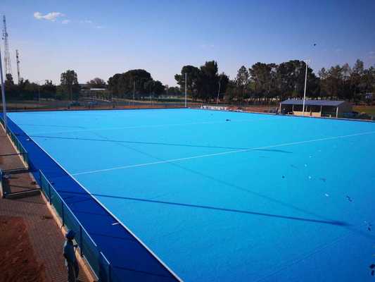 Césped artificial de hockey certificado por la FIH con altura de pila de 14 mm y rociador de agua para un juego consistente