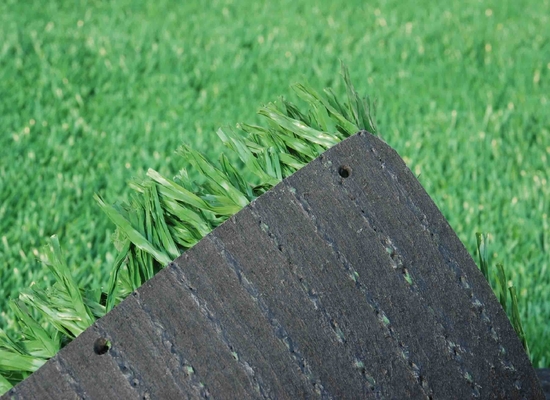 Hierba verde artificial de 40 mm esmeralda de 3/8 de diámetro para la construcción de campos de deportes al aire libre