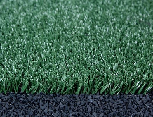 Césped de fútbol de material PP de 15 mm de altura de pelo con 12000 Dtex y revestimiento de PU para campos deportivos exteriores