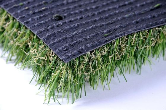 Hierba artificial de alta densidad de 35 mm con 16800 puntos/m2 y excelente permeabilidad al agua para el paisajismo