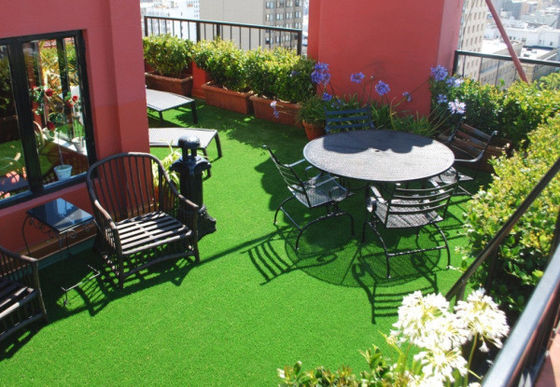 Bajo mantenimiento alta permeabilidad especificaciones personalizables jardinería césped artificial para patios de recreo y jardines de infantes