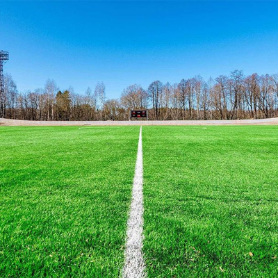 El césped artificial de fútbol de medición 5/8 pulgadas material PE de color verde hierba falsa para campos de fútbol y patios de recreo de la escuela