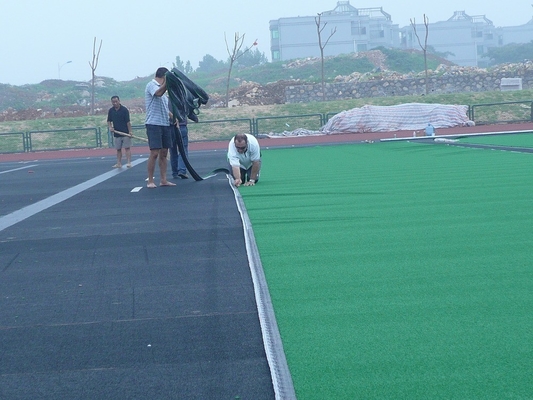 17 mm de material PE para golf hierba artificial para deportes al aire libre o suelo de la casa con agujeros de drenaje y alta densidad