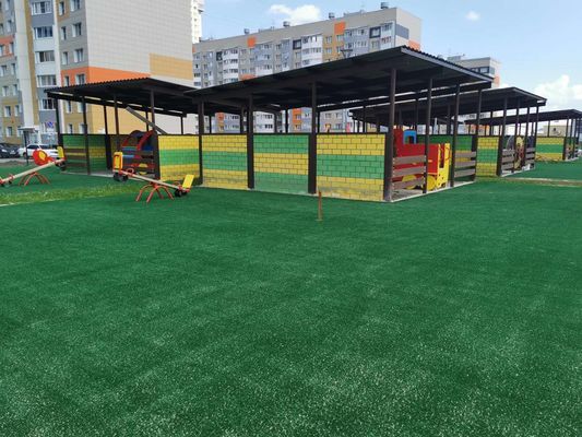 Césped artificial de 42 mm de altura de pila con apariencia realista y bajo mantenimiento para jardines y paisajismo