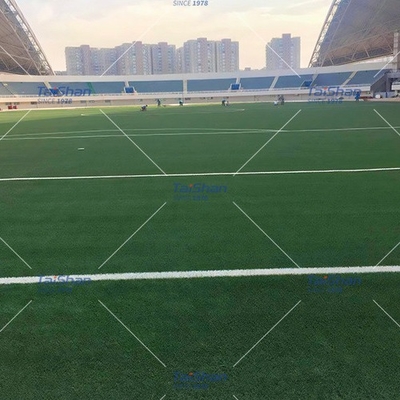 Césped artificial de fútbol certificado por la FIFA de 60 mm Para deportes al aire libre Campos con colores personalizados dtex y densidad de bajo mantenimiento