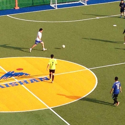 55 mm Alturas de pilas Césped artificial de fútbol Requisitos de relleno Césped artificial resistente a los rayos UV Permeable al agua Verde