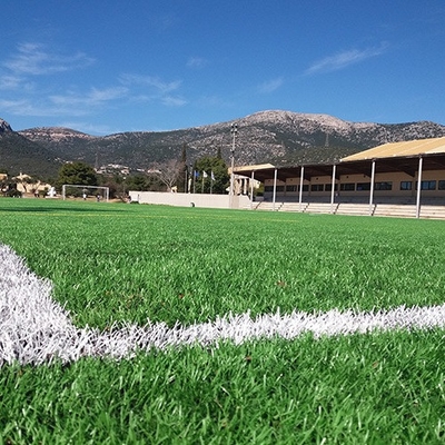 55 mm Alturas de pilas Césped artificial de fútbol Requisitos de relleno Césped artificial resistente a los rayos UV Permeable al agua Verde
