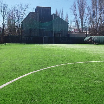 55 mm Alturas de pilas Césped artificial de fútbol Requisitos de relleno Césped artificial resistente a los rayos UV Permeable al agua Verde