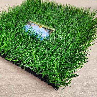 Césped artificial de fútbol de 50 mm 160 puntos/M Césped falso para exteriores Para campos de fútbol y actividades al aire libre con bajo mantenimiento