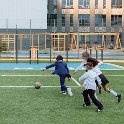 Césped artificial de fútbol de alto nivel 45 mm 150 puntos/m Césped artificial verde oscuro Bajo mantenimiento