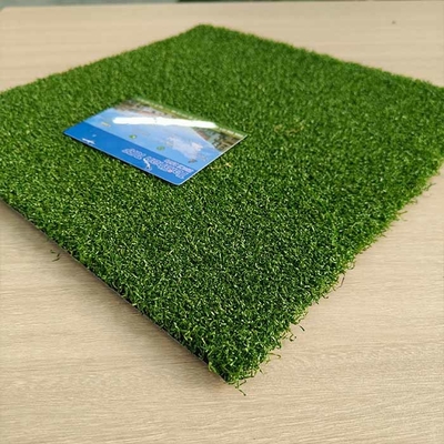 Césped artificial de golf verde Dtex 6000 15 mm Césped artificial con fibra curva para deportes y jardines