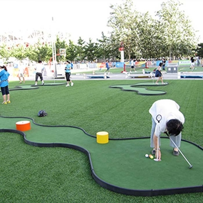 Césped artificial de golf verde Dtex 6000 15 mm Césped artificial con fibra curva para deportes y jardines