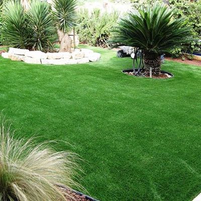 Césped artificial verde de ocio de 30 mm utilizado para el área de mascotas o jardines en la azotea con resistencia a los rayos UV y buena elasticidad