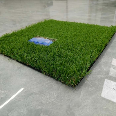 Utilice hierba verde artificial de paisaje de 35 mm para transformar sus áreas de ocio y patios familiares