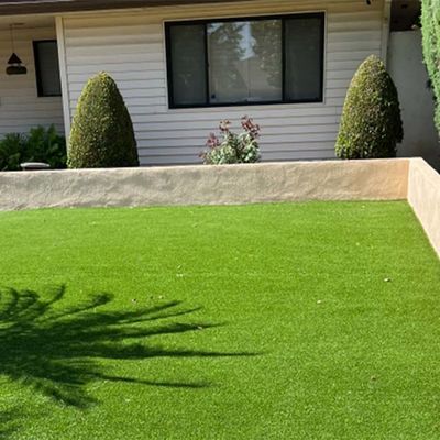Césped artificial de 42 mm de altura de pila con apariencia realista y bajo mantenimiento para jardines y paisajismo