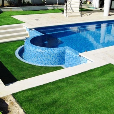 Utilice hierba verde artificial de paisaje de 35 mm para transformar sus áreas de ocio y patios familiares