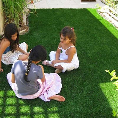 Parque de juegos no tóxico Césped artificial de 45 mm Alturas de pila Césped falso respetuoso con el medio ambiente con bajo mantenimiento