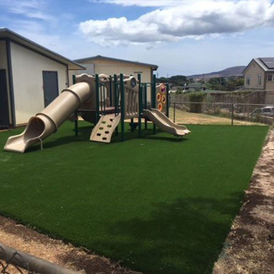 Parque de juegos no tóxico Césped artificial de 45 mm Alturas de pila Césped falso respetuoso con el medio ambiente con bajo mantenimiento