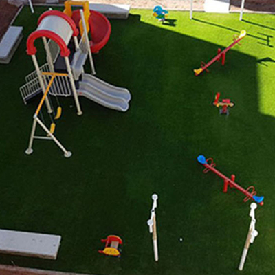 Parque de juegos no tóxico Césped artificial de 45 mm Alturas de pila Césped falso respetuoso con el medio ambiente con bajo mantenimiento
