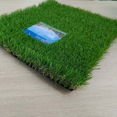 Césped artificial de paisaje de 30 mm resistente al desgaste sin relleno con alto rendimiento para patios de recreo y escenas deportivas