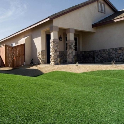 Césped artificial de paisaje de 30 mm resistente al desgaste sin relleno con alto rendimiento para patios de recreo y escenas deportivas