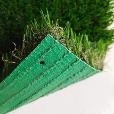 Parque de juegos versátil Césped artificial resistente a los rayos UV para jardinería y parque de juegos con látex verde SBR