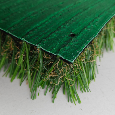 Parque de juegos versátil Césped artificial resistente a los rayos UV para jardinería y parque de juegos con látex verde SBR