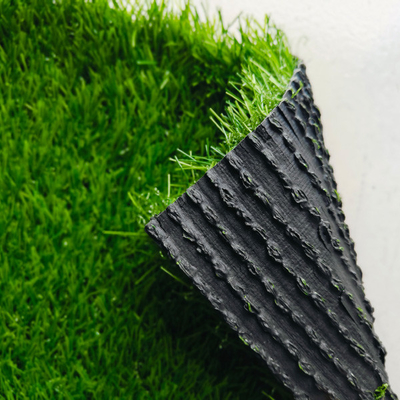 Césped sintético sin relleno de 25 mm hierba artificial de alto Dtex para campos deportivos y decoraciones de paisajes