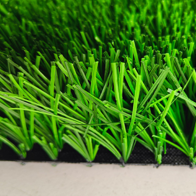 Césped artificial verde de 60 mm de altura de pila utilizado para deportes al aire libre con gran resistencia a los rayos UV y bajo mantenimiento