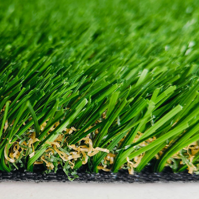 Hierba artificial verde multifuncional de 30 mm de altura con recubrimiento de PU y doble respaldo de PP