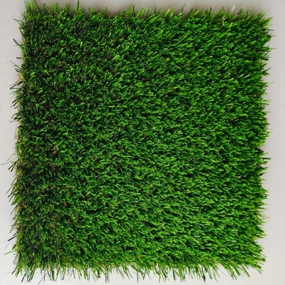 Hierba artificial verde multifuncional de 30 mm de altura con recubrimiento de PU y doble respaldo de PP