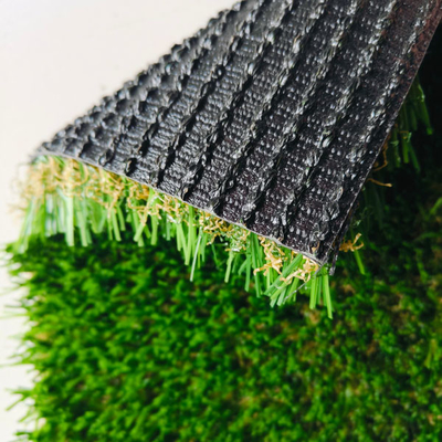 Hierba artificial verde multifuncional de 30 mm de altura con recubrimiento de PU y doble respaldo de PP