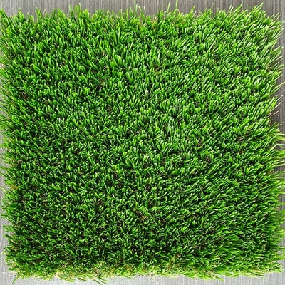 Césped artificial para patios de juego de 25 mm con fácil instalación y buen desgaste Césped verde sintético resistente
