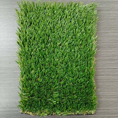 Césped verde artificial de 30 mm para la colocación y decoración con colores brillantes y un fuerte soporte adhesivo