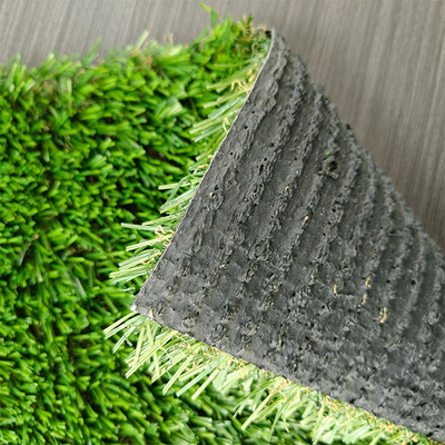 Césped verde artificial de 30 mm para la colocación y decoración con colores brillantes y un fuerte soporte adhesivo