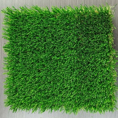 Toque suave, aspecto natural y césped artificial de larga duración adecuado para la colocación de parques y jardines