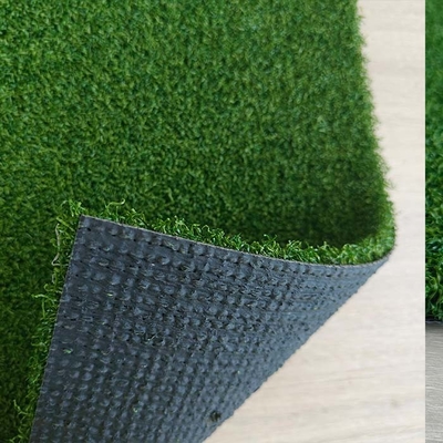 Césped artificial de golf de 15 mm de alto rendimiento con gran resistencia a los rayos UV superficie plana y sensación suave