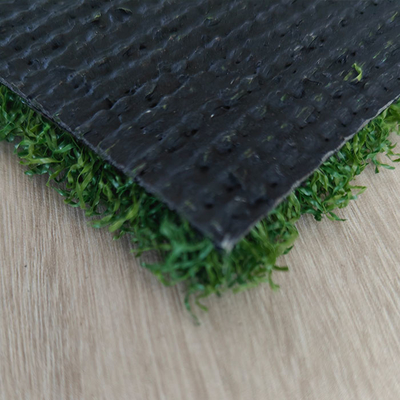 Césped artificial de golf de 15 mm de alto rendimiento con gran resistencia a los rayos UV superficie plana y sensación suave