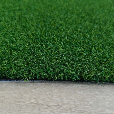Césped artificial de golf de 15 mm de alto rendimiento con gran resistencia a los rayos UV superficie plana y sensación suave