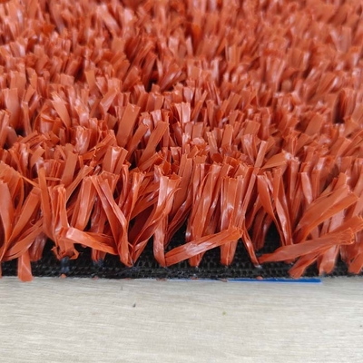 Césped artificial de tenis rojo de ladrillo 6300 Dtex 25 mm de malla de hierba multifuncional de bajo mantenimiento